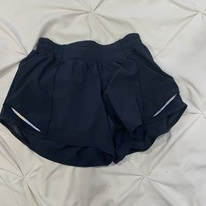 SOLD Lululemon Hotty Hot Shorts Size 4 Low Rise 4 Inch Length
